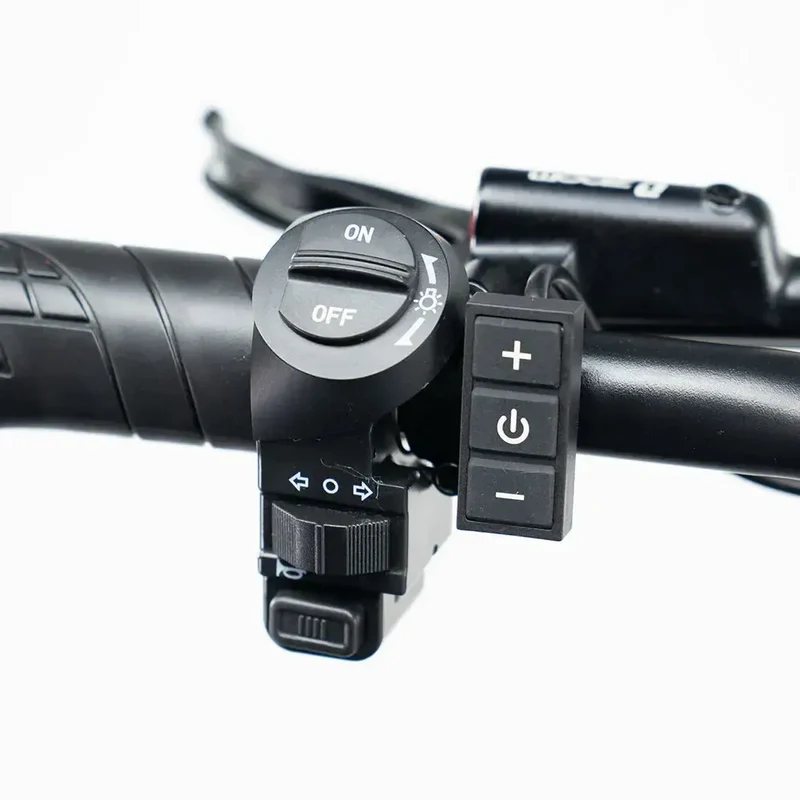 Ouxi H9 4.0 fatbike inclusief gratis alarmsysteem, voorrek en voetsteuntjes.