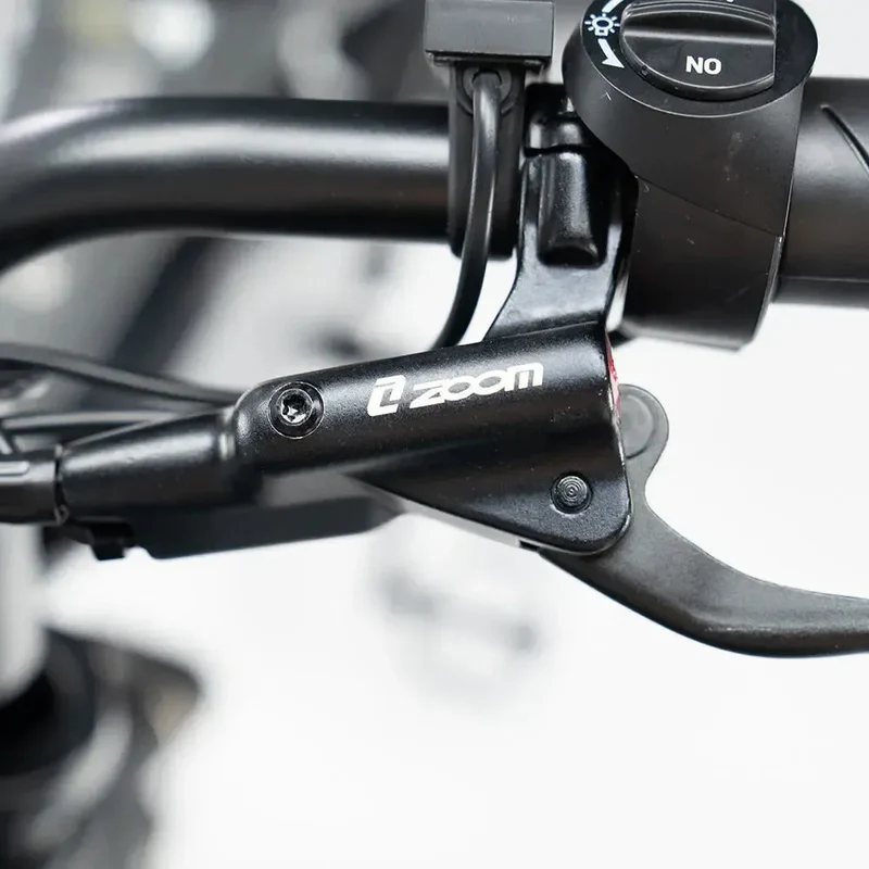 Ouxi H9 4.0 fatbike inclusief gratis alarmsysteem, voorrek en voetsteuntjes.