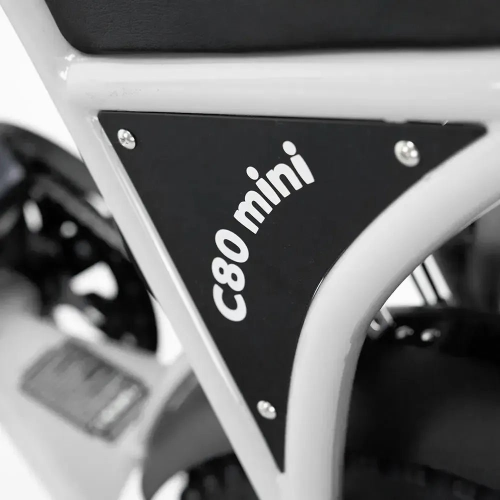 Ouxi C80 Mini 2026 edition inclusief gratis alarm , voetsteuntjes en pomp met gashendel tot 6km/u